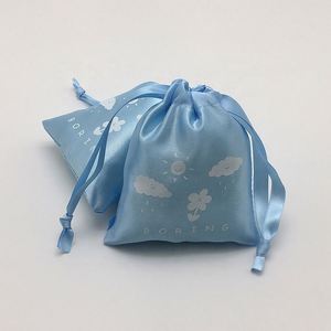 Pochette en satin avec impression de logo personnalisé, sac cadeau de luxe bleu clair, sac en satin de soie à cordon pour bijoux - Product Image 1