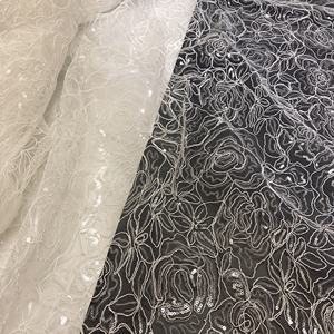 Tessuto in pizzo di <span class=keywords><strong>tulle</strong></span> <span class=keywords><strong>bianco</strong></span> <span class=keywords><strong>ricamato</strong></span> con paillettes e applicazioni floreali 3D per abito da sposa LT21920 - Product Image 2