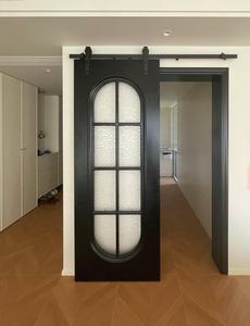 Porte de grange moderne et personnalisable en aluminium et verre pour usage commercial intérieur, salle de bain, balcon, villa, bureau, salle de conférence - Product Image 4