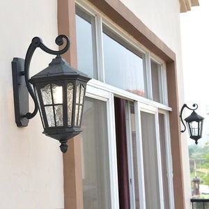 Lampe LED murale extérieure en alliage d'aluminium avec diffuseur en verre trempé, alimentée par énergie solaire, lumière blanc chaud 3500K, garantie 10 ans - Product Image 4