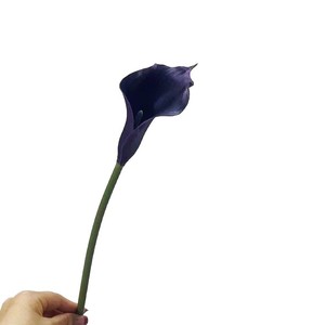 ดอกคาลล่าลิลลี่ประดิษฐ์ ก้านเดี่ยว สีม่วงเข้ม ทำจาก PVC สำหรับตกแต่งงานแต่งงานและบ้าน - Product Image 1