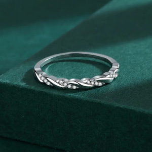 Anelli di coppia Mobius Strip, semplici e intrecciati con zirconi decorativi, regalo per innamorati per San Valentino - Product Image 2