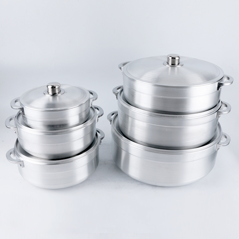 Juego de ollas de aluminio plateado de 6 piezas.