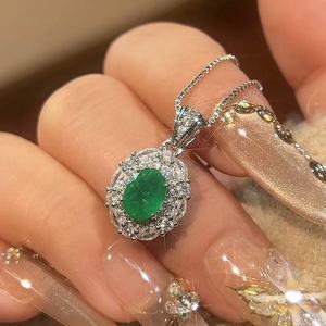 Parure de bijoux de luxe pour mariage avec pierres vertes, comprenant un collier pendentif halo en zircon cubique, des boucles d'oreilles clous et une bague, idéale pour les fiançailles et les fêtes. - Product Image 3