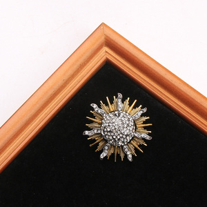 Retro-Sonnenbrosche im mittelalterlichen Hofstil, antike Rhinester-Korsage, altbabylonische Sonnenbrosche - Product Image 1
