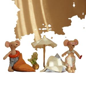 Ensemble de jeu miniature de vacances à la <span class=keywords><strong>plage</strong></span> style <span class=keywords><strong>Maileg</strong></span>, poupée en peluche <span class=keywords><strong>souris</strong></span> avec pouf et parasol, modèle de décoration intérieure en tissu doux, cadeau - Product Image 1