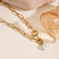 N & S Fashion Collier en acier inoxydable plaqué or 18 carats pour femmes Chaîne de clavicule simple style Hip Hop Perle d'eau douce Style mignon