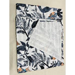 Couvre-lit en coton Kantha imprimé à la main, offrant un style artisanal et un tissu confortable pour la maison - Product Image 5