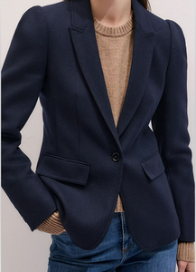 Blazer negro entallado para mujer con hombros acolchados, solapa con muescas y silueta ajustada, perfecto para la oficina - Product Image 4