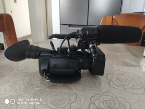 Videocámara Sony HXR-NX70C 1080P Usada en Buen Estado, Resistente al Agua, para Deportes al Aire Libre y Documentales de Naturaleza - Product Image 3