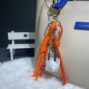 Porte-clés DIY fait main en cuir artificiel et alliage de zinc, breloque de sac portable, design irrégulier Printemps 2025 - Product Image 1