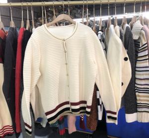 Geely Bale Ukay Ukay Cardigan en tricot moyen Hiver Vêtements en laine - Product Image 2