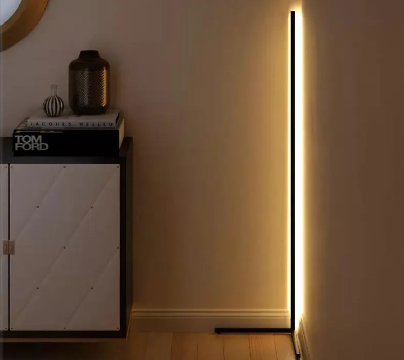 ديكور منزلي ذكي وحديث مصابيح أرضية RGB LED تعمل بالطاقة AC وهيكل بلاستيكي لغرفة المعيشة ضوء أرضي قياسي للزاوية