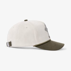 Casquette de baseball premium 5 panneaux en faux daim, courbée et ajustable, avec logo argenté brillant haute fréquence personnalisé, pour le sport en extérieur - Product Image 3