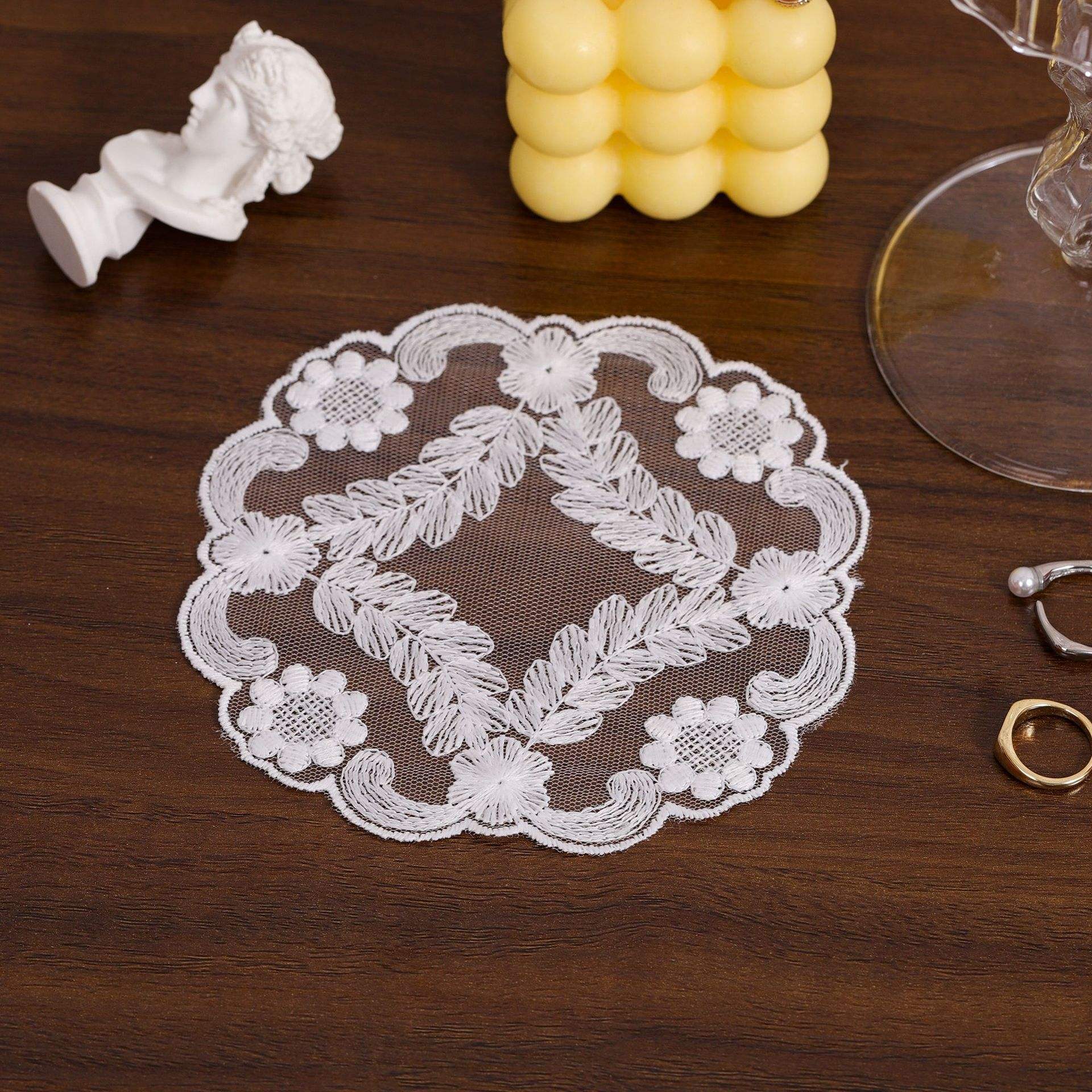 White leaf lace mat 10cm