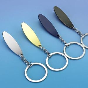 Porte-clés décapsuleur créatif en métal en forme de planche de surf, brillant, personnalisable avec logo, idéal pour cadeaux souvenirs sur le thème du surf - Product Image 3