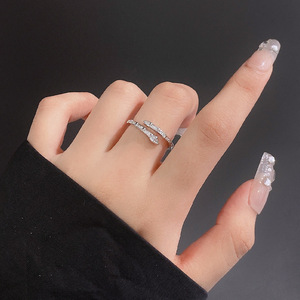 Anello a Serpente Regolabile per Donne, Anello Aperto alla Moda, Gioiello Unico e Trendy - Product Image 2