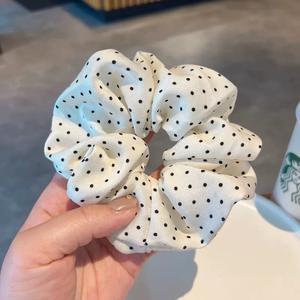 Vente en gros d'élastiques à cheveux vintage à pois, grands scrunchies, accessoires pour cheveux de style européen et américain pour femmes, bandeaux de couleur unie - Product Image 5