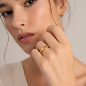 Bague plate élégante gravée en acier inoxydable plaqué or 18 carats, résistante à l'eau et au ternissement, minimaliste, pour femme - Product Image 4