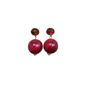 Boucles d'oreilles pendantes tendance en acier inoxydable 316L plaqué or PVD, design boule rouge durable et résistant - Product Image 1