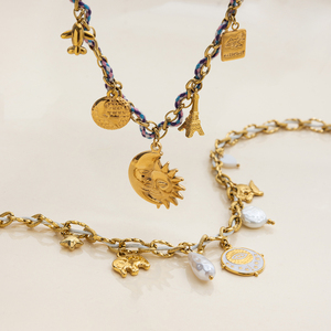 Collana con Ciondoli Wanderlust J&D Smaltati Macchina Fotografica Mappamondo Pendente Celestiale Sole Luna in Acciaio Inossidabile Oro Cordoncino Intrecciato Gioiello Idea Regalo - Product Image 5