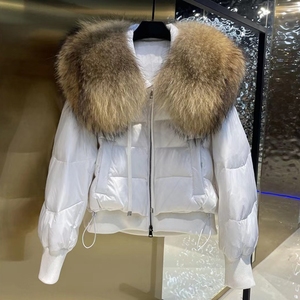 Giacca Imbottita in Piuma d'Oca per Donna con Grande Collo in Pelliccia di Procione, Parka Invernale Antivento con Cappuccio, Vendita Diretta dalla Fabbrica - Product Image 3