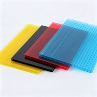 Serre solaire multi-parois au design moderne, avec plaques transparentes en polycarbonate alvéolaire