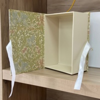 Boîte cadeau personnalisée de luxe en forme de livre |   Logo et insert personnalisés en couleur et taille sur mesure |   Vente en gros pour mariages, anniversaires et événements spéciaux