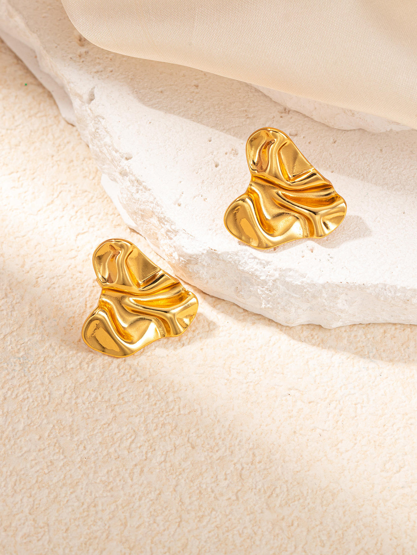 Wave pattern earrings