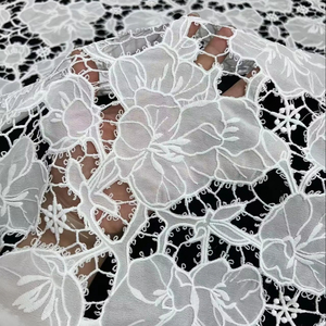 Tessuto in Pizzo Floreale Vintage 100% Poliestere Idrosolubile, Pizzo Traforato Ricamato a Motivi Floreali - Product Image 1