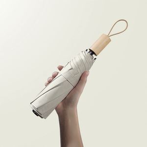 Paraguas Plegable Manual Compacto de Alta Calidad y Bajo Costo con Logotipo Personalizado, Protección Solar y Contra la Lluvia, con Mango de Madera para Promociones - Product Image 4