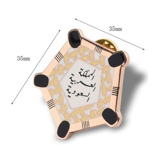 Pin de Esmalte Suave Dorado con Patrón de Grafiti Pentagonal de Marca Privada, Insignia Metálica Personalizada - Product Image 3