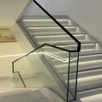 Système de balustrade moderne en bois et verre avec cadre en bois massif et main courante en verre