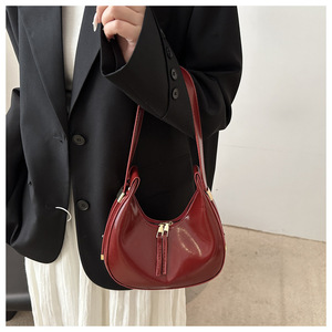 Bolso <span class=keywords><strong>de</strong></span> Media Luna <span class=keywords><strong>de</strong></span> Cuero Sintético Metálico para Mujer con Correa Cruzada Ajustable, Bolso <span class=keywords><strong>de</strong></span> Mano Casual Minimalista, Bolso Tipo Hobo - Product Image 5