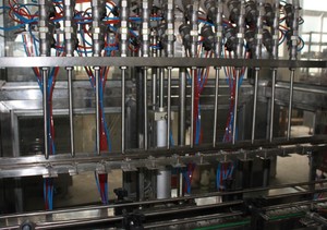 Máquina de llenado de aceite Máquina de llenado de <span class=keywords><strong>vodka</strong></span> de vino Máquina de llenado de aceite de palma - Product Image 4