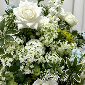 Centro de Mesa Floral Artificial Verde Blanco con Flores Naturales de Bosque para Primavera, Jardín y Bodas Temáticas al Aire Libre - Product Image 2
