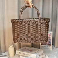 Panier de pique-nique rectangulaire en plastique tressé à la main style rotin, idéal pour la cueillette de légumes et de fleurs, style Instagram