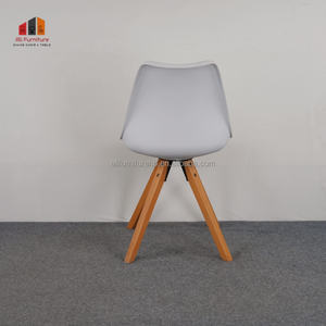 Chaise de salle à manger de style nordique moderne en PP blanc avec pieds en bois de hêtre, profil minimaliste élégant pour le bureau et la restauration - Product Image 5