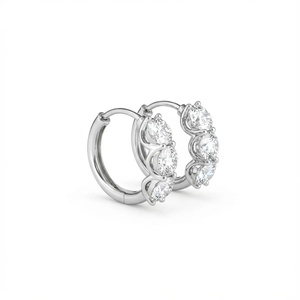 Pendientes Huggies con Tres Diamantes - Oro de 9k, 14k y 18k - Product Image 3