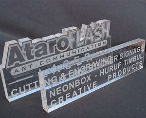 Cartes <span class=keywords><strong>de</strong></span> place nominatives en acrylique <span class=keywords><strong>transparent</strong></span> découpé au laser imprimées <span class=keywords><strong>de</strong></span> conception personnalisée faite à la main - Product Image 3