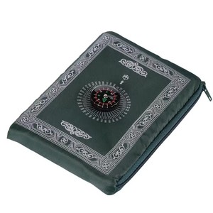 <span class=keywords><strong>Tapis</strong></span> de prière de voyage avec <span class=keywords><strong>boussole</strong></span> taille de poche <span class=keywords><strong>tapis</strong></span> de prière <span class=keywords><strong>boussole</strong></span> Portable Qibla Finder avec livret <span class=keywords><strong>tapis</strong></span> de prière de poche étanche - Product Image 4
