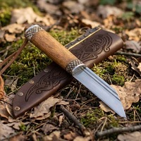 Couteau de camping Viking fait main, lame en acier à haute teneur en carbone 8,5, style médiéval nordique, cadeau EDC, manche en bois, fourreau en cuir gravé