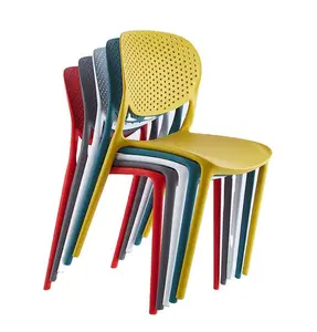 Famoso Design campione gratuito sedia da giardino impilabile per esterni sedie da pranzo in plastica con colori vuoti traspiranti