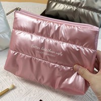 Nouveau sac de toilette étanche moelleux pochette de beauté à fermeture éclair gonflée sac de maquillage cosmétique matelassé Logo personnalisé