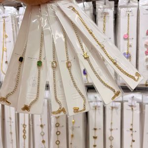 สร้อยข้อมือสแตนเลสสตีลชุบทอง 18K ประดับคริสตัลและเพชรเทียม ดีไซน์ทันสมัยสำหรับผู้หญิง - Product Image 3