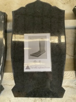 Pierre tombale verticale en granit noir de style européen traditionnel, gravure personnalisée, forme de bouclier, monument funéraire pour cimetière