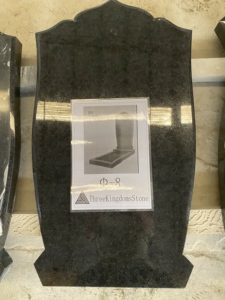 Pierre tombale verticale en granit noir de style européen traditionnel, gravure personnalisée, forme de bouclier, monument funéraire pour cimetière - Product Image 2