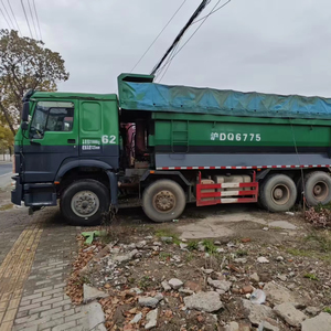 Camión de Carga de Plataforma Plana con Grúa Articulada Montada en la Caja, Nuevo y Usado, de Segunda Mano, Sinotruck HOWO 4X2 6X4 8X4 371HP 420HP - Product Image 1