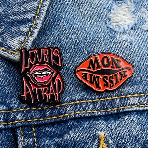 1/2個入り レッドセクシーリップデザインブローチ ゴシックラバーバッジ 白黒レトロピン ジャケット、帽子、バッグ用 ダークユーモアギフト - Product Image 2