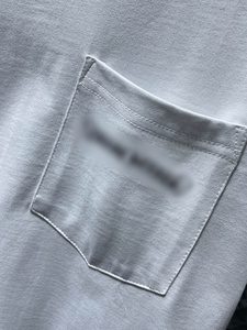 Maglietta <span class=keywords><strong>grafica</strong></span> iconica di lusso ispirata al Punk con motivo incrociato vibrante, Design del braccio botanico e <span class=keywords><strong>tipografia</strong></span> a scorrimento - Product Image 6